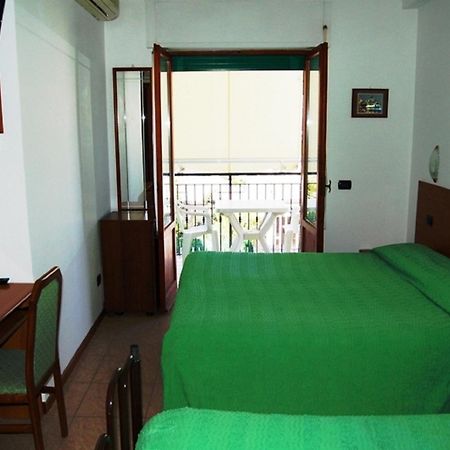 Hotel Ferrara Сан-Бенедетто-дель-Тронто Екстер'єр фото