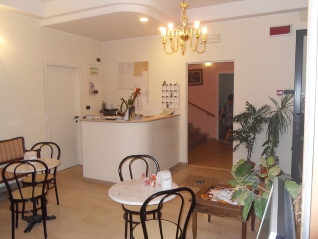 Hotel Ferrara Сан-Бенедетто-дель-Тронто Екстер'єр фото