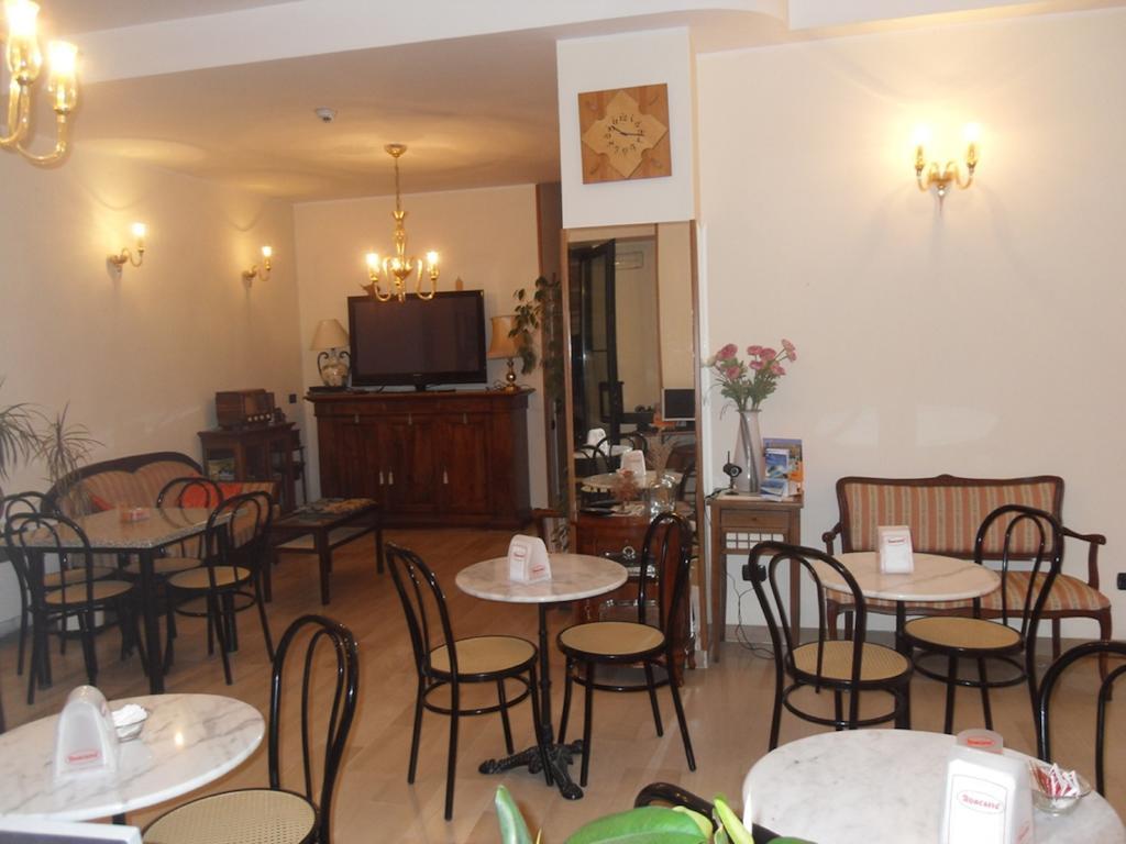 Hotel Ferrara Сан-Бенедетто-дель-Тронто Екстер'єр фото