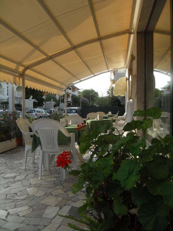 Hotel Ferrara Сан-Бенедетто-дель-Тронто Екстер'єр фото