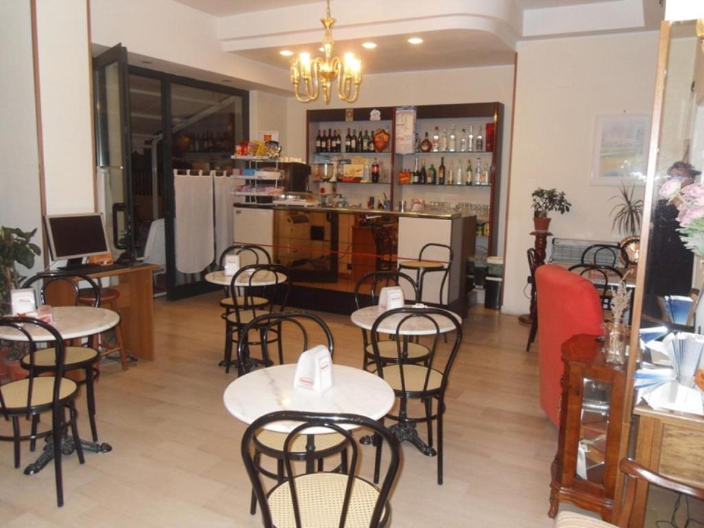 Hotel Ferrara Сан-Бенедетто-дель-Тронто Екстер'єр фото